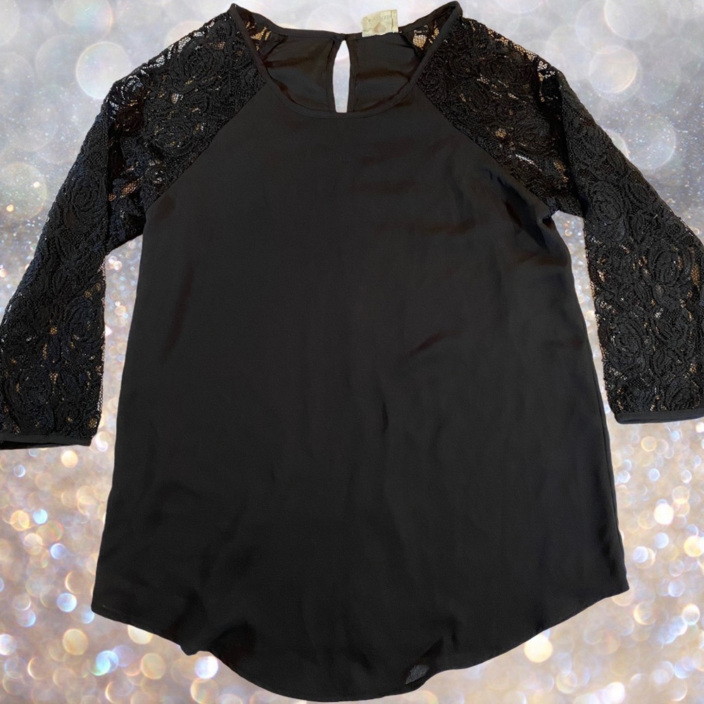 One Clothing Lace sleeve tunic top with keyhole neckline in back